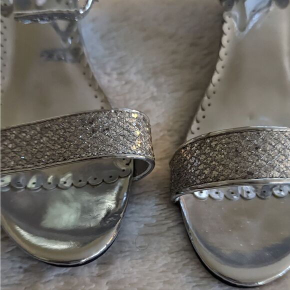 2X1 Basic Editions Youth Silver Sandals Size 1. - Picture 4 of 4